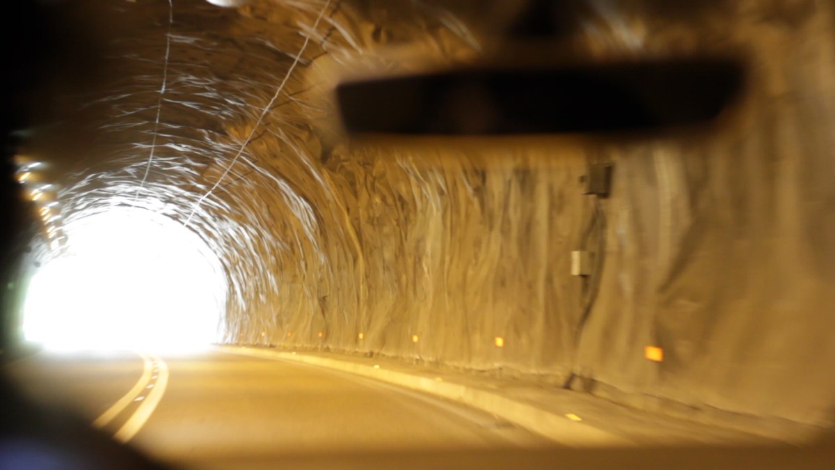 "Cuirassa a l'abisme II" (captura del vídeo d'Ariadna Raventós)