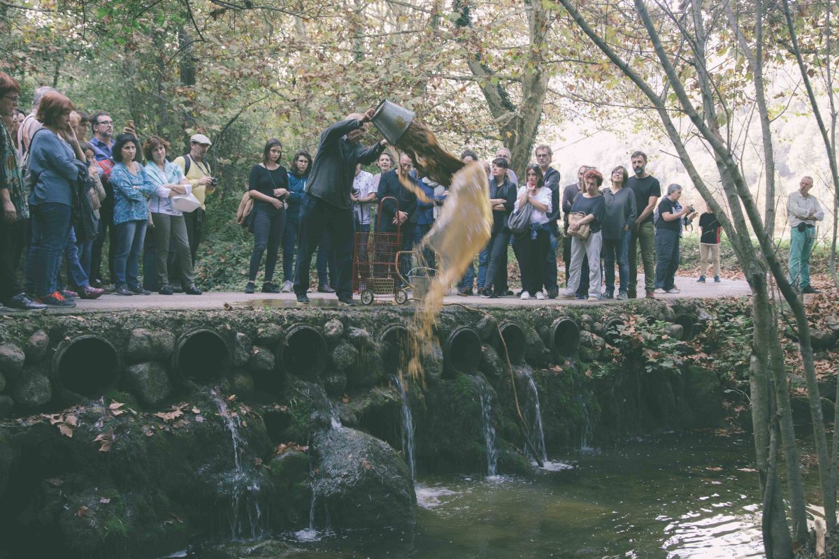 "Despertador sobre el pont de la riera de Santa Llúcia" acció de Pere Noguera (foto: Marina Sáenz)