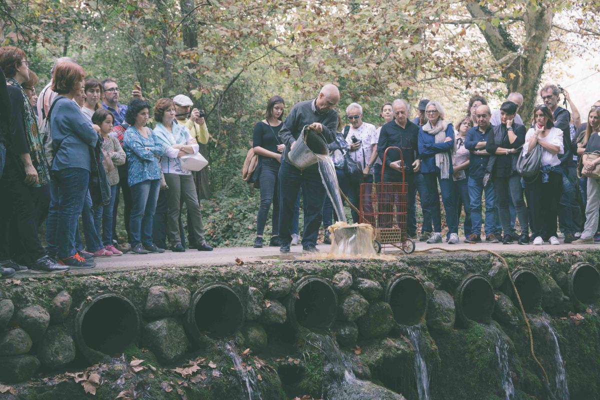 "Despertador sobre el pont de la riera de Santa Llúcia" acció de Pere Noguera (foto: Marina Sáenz)