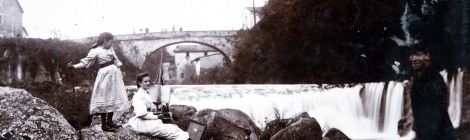 Vista parcial del riu Fluvià al seu pas pel pont de can Porxes i can Creu (1889-1923). ACGAX
