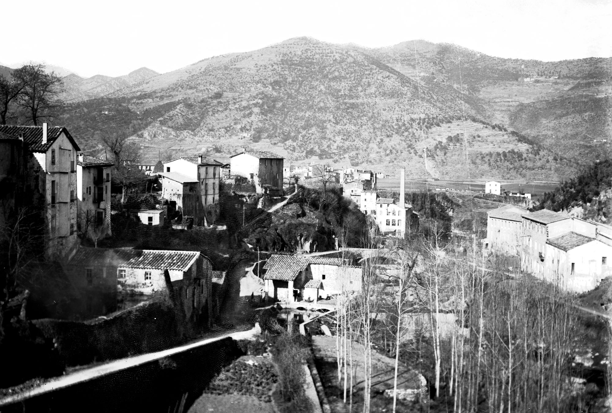 Vista parcial del riu Fluvià, al seu pas per la fàbrica de can Sabata, a la Canya, Vall de Bianya (1912-1930). Foto Gotarde. ACGAX.